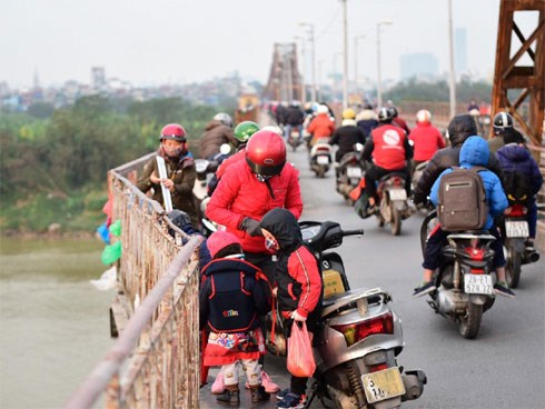Tết ông Táo: Rét cắt da, em bé theo cha đi thả cá chép sáng sớm