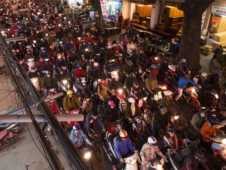 Gần Tết, xe nhích từng cm trên phố ở Hà Nội