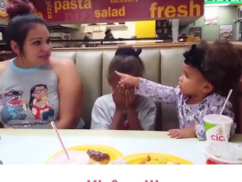 Cô bé đánh mẹ để bênh chị gái siêu đáng yêu