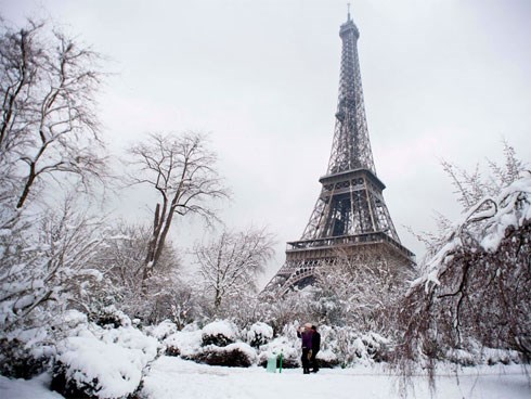 Paris tráng lệ với đợt tuyết rơi kỷ lục trong ba thập kỷ