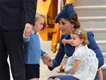 Chỉ một hành động nhỏ nhưng các mẹ sẽ học được 2 chiến thuật xử lý cơn ăn vạ của con giữa chốn đông người từ Công nương Kate Middleton-15