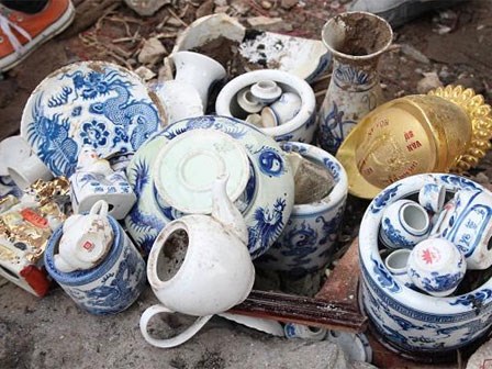 Cúng ông Công ông Táo, nhiều bạn trẻ xếp hàng ngăn người dân ném đồ thờ xuống sông Hồng