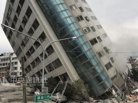 Hình ảnh kinh hoàng về tòa chung cư bị quật ngã vì động đất ở Đài Loan, nơi hàng chục người mắc kẹt