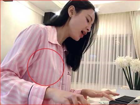 Angela Phương Trinh 'thả rông' vòng 1, vừa đàn vừa hát làm xốn mắt người nhìn