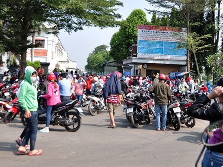 Không được trả lương Tết, nghìn công nhân bao vây công ty