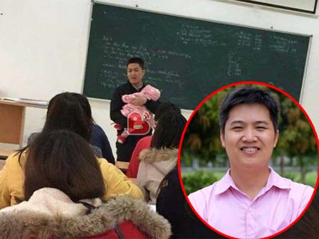 Giáo sư mặc quần đùi, bế con cho sinh viên khi giảng bài-2