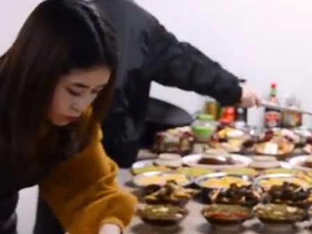 Nóng đỉnh điểm, không ai có tâm như thánh ăn công sở khi mở đại tiệc đồ ăn nhanh tại văn phòng-1