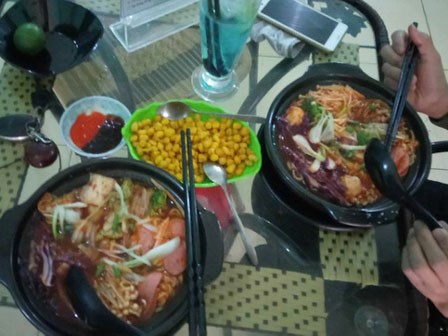 Người yêu kêu đau bụng vì ăn mì cay, còn chụp ảnh gửi về, chàng trai sốc khi phát hiện mình “mọc sừng”