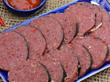 Gói nem chua bằng màng bọc thực phẩm theo cách này ngon hơn cả đặc sản xứ Thanh, ăn được sau 3 ngày ủ-3