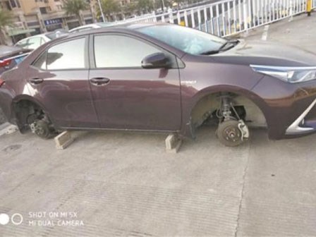 Đỗ xe ngoài đường, người phụ nữ dở khóc dở cười phát hiện 