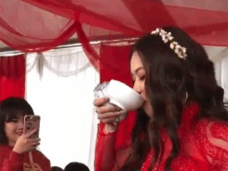 CLIP: Cô dâu uống cả bát rượu đầy để 