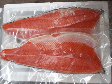 Công chức một đơn vị được tặng quà Tết bằng thịt lợn, nước mắm-2