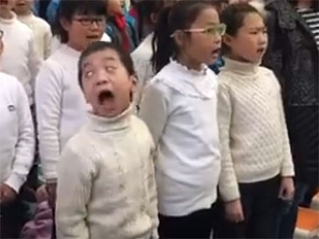 Cậu bé 'diễn sâu', đặt trọn tâm trí vào bài hát khiến MXH cười ngả nghiêng