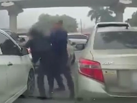 Dòng xe vô tận tê liệt trong mưa rét tầm tã khắp ngả Hà thành-19