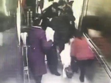 Người phụ nữ sinh con chỉ trong vòng 3 phút ngay trong thang máy bệnh viện