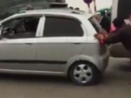 Phụ nữ lái ô tô số sàn lên dốc và cái kết toát mồ hôi hột