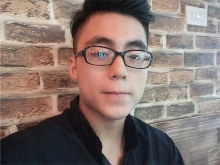 Cậu em gầy còm thư sinh ngày nào của Sơn Tùng M-TP Tết này đã tròn 18, điển trai và