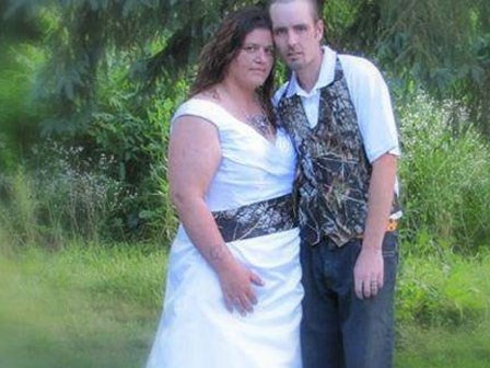 Vì không muốn nuôi con, cặp vợ chồng quyết tâm bỏ đói 3 đứa nhỏ và mặc chúng bóc sơn trên tường để ăn