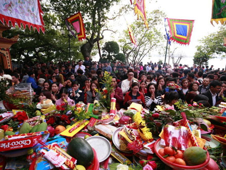 Dân chen chúc lễ chùa, dâng sao: Người lên án mê tín, người bảo Không thể cấm đoán được-6