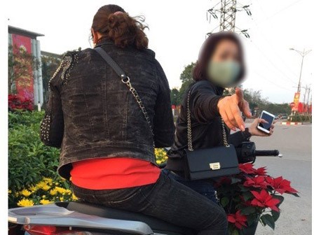 Clip bức xúc: Hai nữ “ninja” Hà Nội đi SH trộm hoa Tết ở vòng xuyến và văng tục khi bị tài xế ô tô nhắc nhở