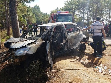 Nghi vấn cha châm lửa đốt xe tự tử cùng con 5 tuổi