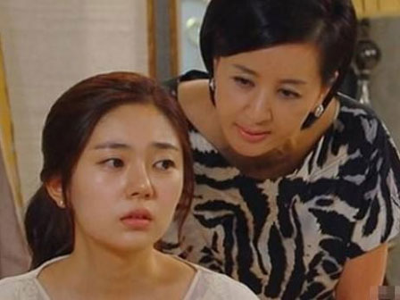 Lần đầu theo chồng đi chúc Tết, giật mình ngã ngửa khi nhìn thấy con sếp giống hệt con mình-2