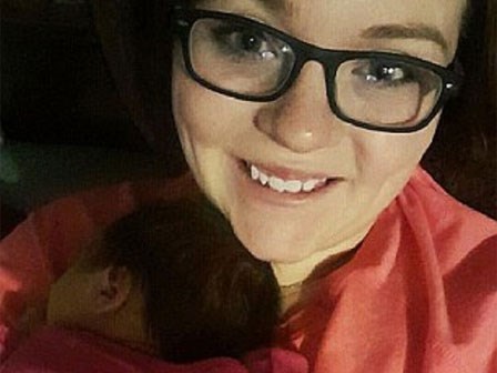 Nhà bốc cháy ngùn ngụt, mẹ ném con sơ sinh 12 ngày tuổi ra ngoài cửa sổ, cảnh tượng sau đó khiến người ta không khỏi xót xa