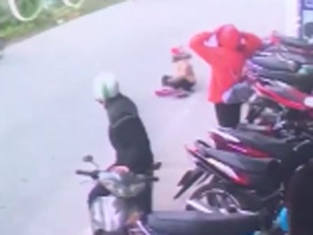 Dừng xe giữa đường, cô gái bị ô tô tông bay người