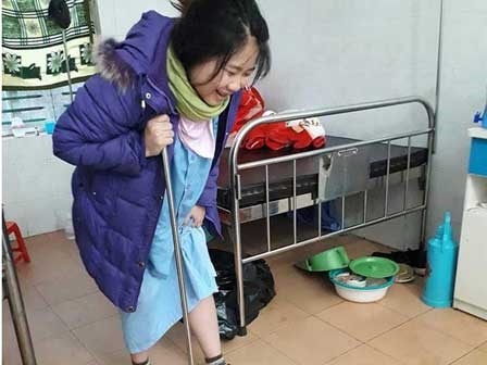 Bà mẹ trẻ 9x chống gậy tập đi sau sinh mổ