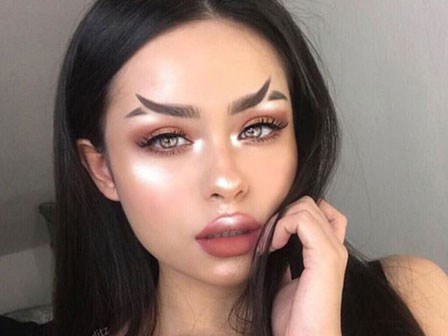 Đầu năm mới đã có ngay xu hướng làm đẹp quái đản: Lông mày đuôi cá
