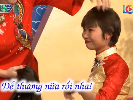 Cô gái gỡ bộ tóc giả trên sân khấu khiến khán giả bất ngờ