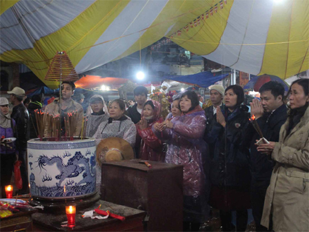 Bò, trườn, lê lết tại chợ Viềng, đội quân ăn xin, hát rong kiếm bộn tiền từ người dân-6