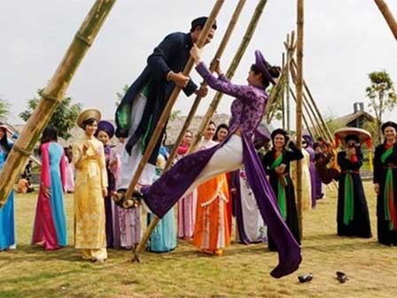 Clip: 2 thanh niên trổ tài đánh đu đầu xuân, phối hợp kém khiến một người lao thẳng xuống mương