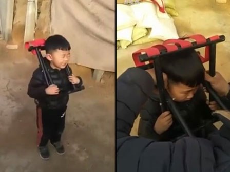 Con kẹt đầu vào ghế khóc tu tu, mẹ vừa quay clip vừa cười ha hả