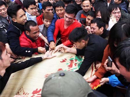Sôi động lễ hội Đúc Bụt, người dân đổ xô đi cướp chiếu với mong muốn sinh con trai