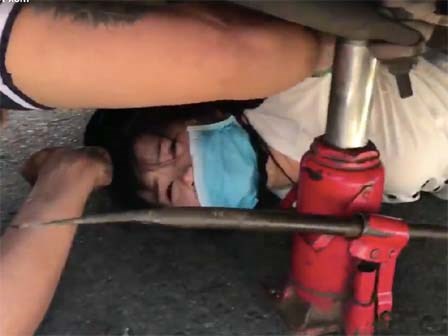 Clip: Ám ảnh ánh mắt của cô gái bị kẹt dưới gầm xe khách trong lúc hàng chục người cố gắng giải cứu