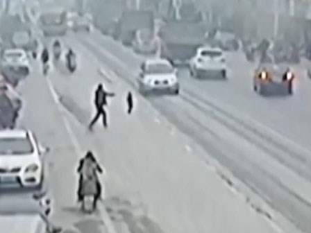 Mẹ bất lực nhìn con nhỏ trước đầu ô tô