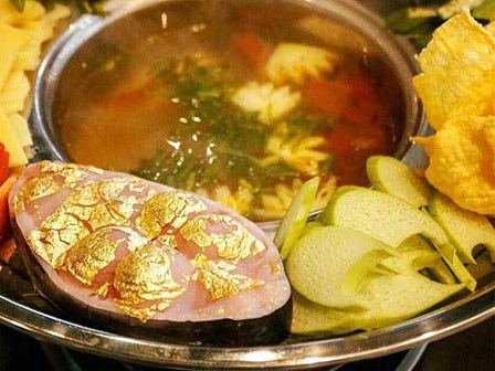 Ngày vía Thần Tài, đi ăn 4 món dát vàng ở Việt Nam để cả năm