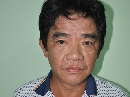 Chơi golf xong, người đàn ông cầm ly thủy tinh đâm bạn tử vong