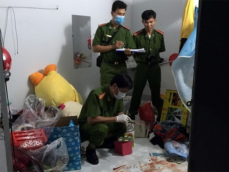 Mang vòng hoa, phát nhạc đám ma trước nhà trưởng công an xã đòi nợ-2