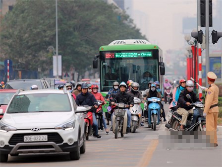 Hà Nội bất ngờ đề xuất cho xe đi vào làn BRT