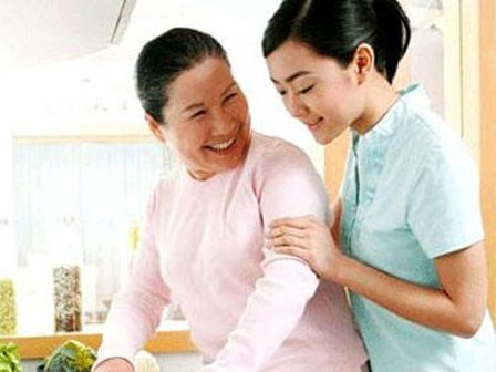 Thương mẹ chồng như mẹ đẻ, chị em bên chồng nói tôi giả tạo