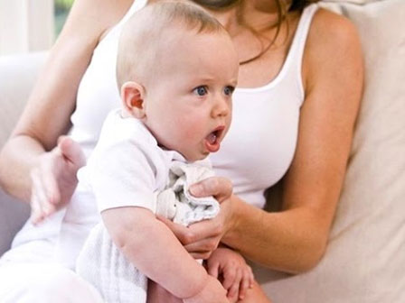 Thấy con thở với dấu hiệu lạ trên ngực, mẹ mau chóng quay lại video giúp cứu sống con-3