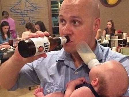 Hoảng hồn clip các bố trông con khi mẹ vắng nhà