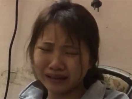 Cô gái khóc nức nở vì không có tiền cứu đàn mèo bị bán ngoài chợ
