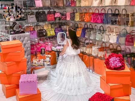 Căn phòng để đồ rộng bằng căn hộ, chứa 200 túi Hermes, 300 đôi giày và núi đồ hiệu xa xỉ của bà hoàng thời trang