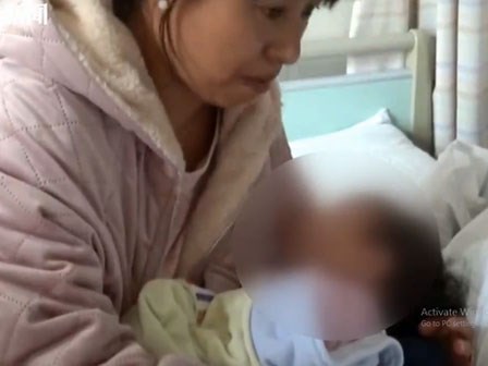 Chỉ vì nuông chiều khi bé đòi ăn, gia đình suýt mất con gái 13 tháng tuổi chỉ vì một nửa hạt lạc