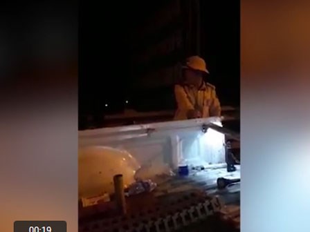 CSGT 'vung tay', chiếu đèn pin vào quay phim bị tạm dừng nhiệm vụ