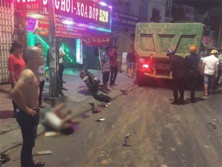 Xe ben mất lái gây tai nạn kinh hoàng, ít nhất 3 xe máy bị cuốn vào gầm, nhiều người thương vong
