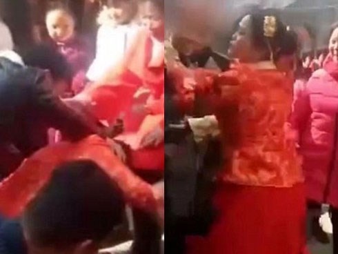 Bị dúi đầu xuống bắt làm lễ, cô dâu nổi xung, đứng dậy tát thẳng vào mặt người khách vô duyên